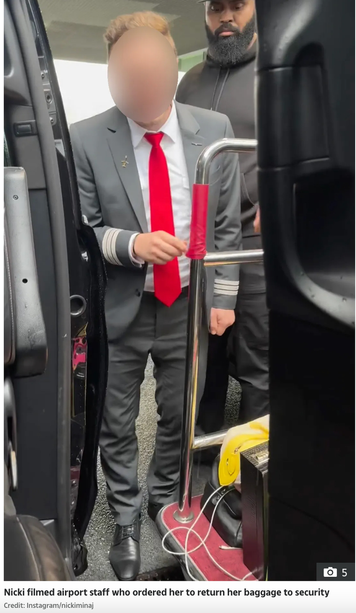 米娜拍下机场工作人员要求她将行李交给安检人员的画面