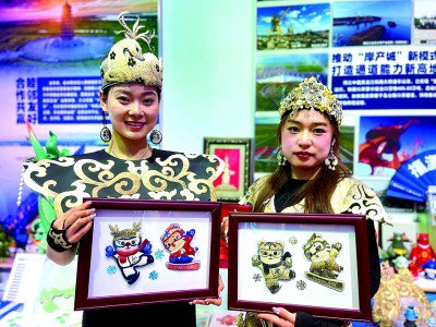     根据哈尔滨亚冬会吉祥物“滨滨”和“妮妮”形象制作的鱼皮手工艺品亮相第三十三届哈洽会。周雨墨摄