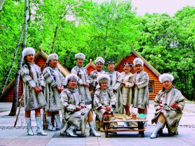     尤文凤（前排中）和徒弟在同江市街津口赫哲族乡展示鱼皮衣。刘万平摄