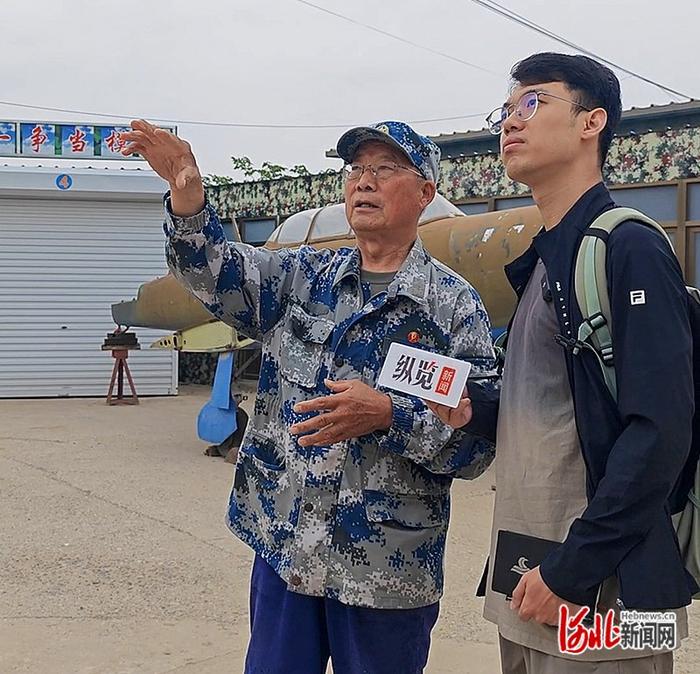 韩文斌（左一）向记者介绍航空博物馆。刘子恒/摄