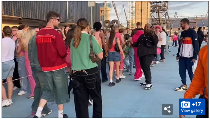 排队等待的粉丝