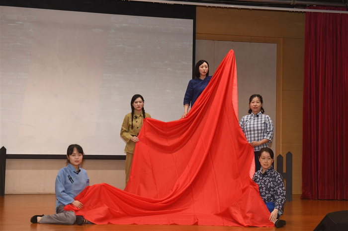 国际集团员工正在表演红色歌剧《江姐》（来源：新民晚报记者 陶磊）