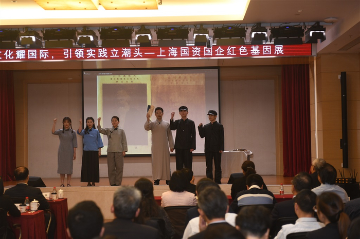 国际集团员工正在表演红色话剧《真理的味道》（来源：新民晚报记者 陶磊）