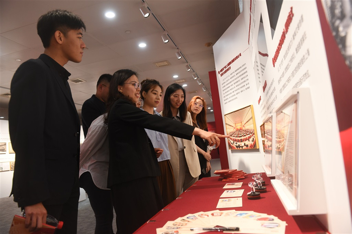 国际集团员工正在参观中（来源：新民晚报记者 陶磊）