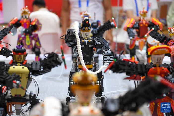 5月24日在文博会汕头展区拍摄的英歌舞机器人表演。新华社记者 毛思倩 摄