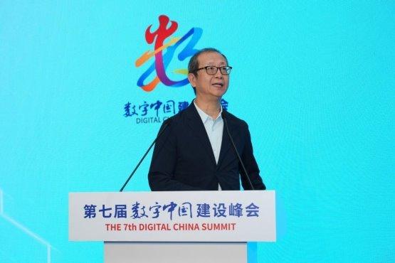 澳门科技大学电影学院院长、中国电影家协会副主席尹鸿作《降本 提质 增效 创新人工智能对数字视听业的未来影响》主旨演讲