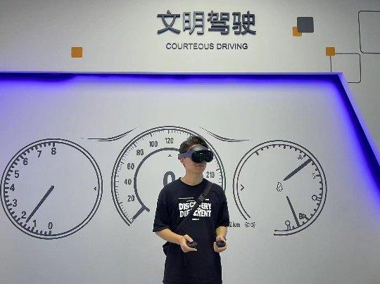 驾校学员在海淀驾校（左）与东方时尚驾校（总部）（右）现场体验VR教育视频