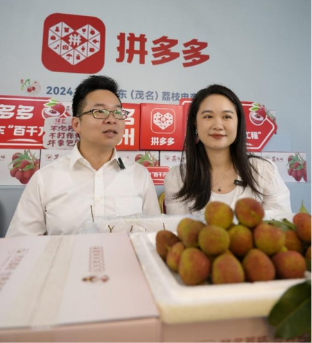 荔枝电商消费节开幕当天，茂名市商务局副局长陈土显走进拼多多直播间。周逸帆/摄