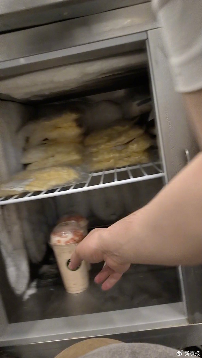 5月9日20时许，茉酸奶伊藤洋华堂店提前制备饮品，放入前台冷柜中，等消费者点单时再出售。 新京报记者 丛之翔 摄