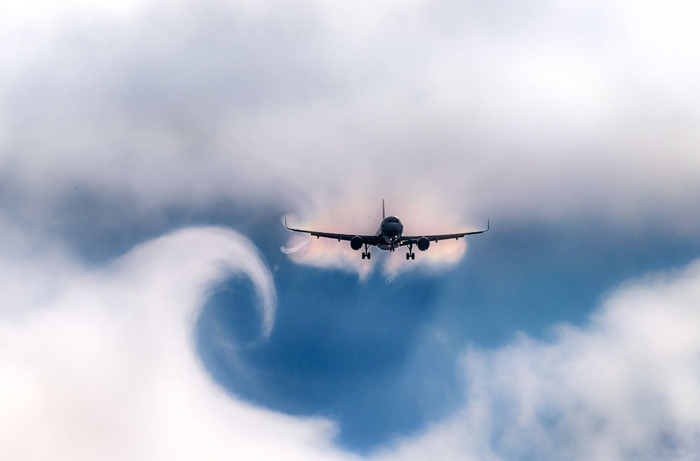 ▲一架飞机穿过湍流