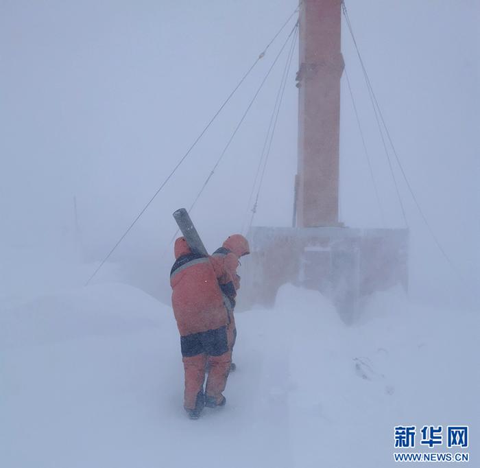   南极暴风雪中的钻探作业。（张楠 摄）