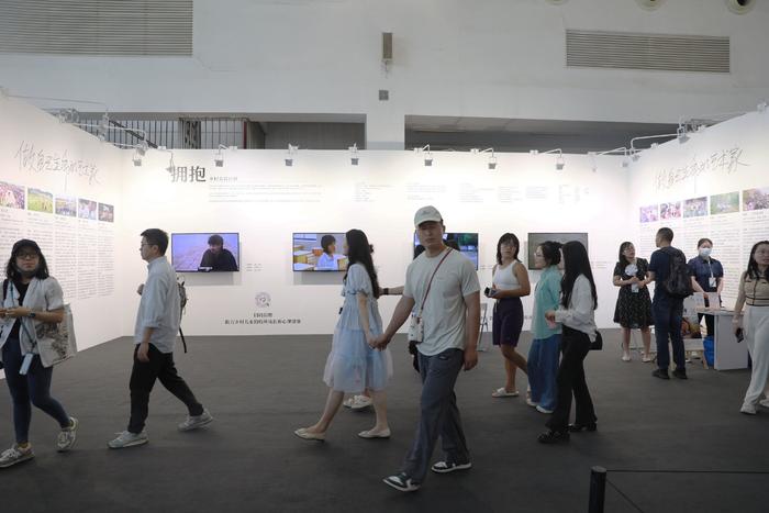 在北京当代·艺博会现场的特别艺术单元，“拥抱乡村美育计划”公益展览进行中