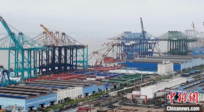 图为5月25日的上海振华重工码头。李秋莹 摄
