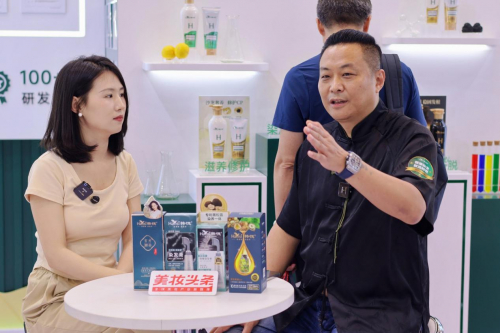 △韩愢创始人刘刚接受美妆头条记者采访