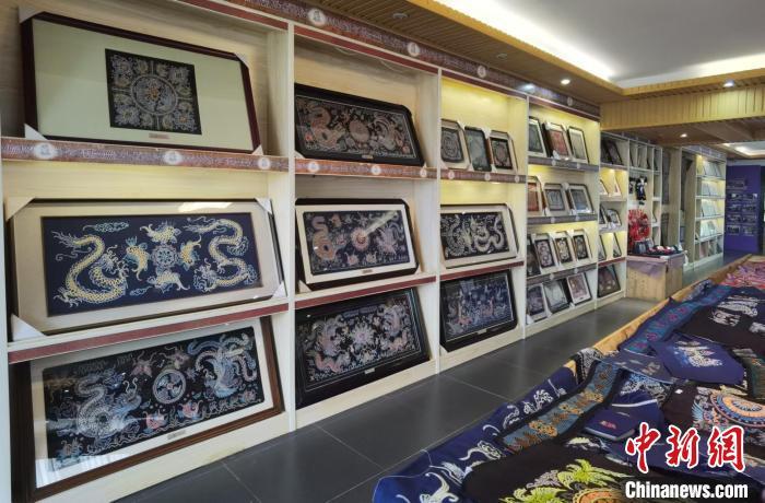 贵州省三都水族自治县非遗项目体验中心展出的马尾绣作品。张红艳 摄