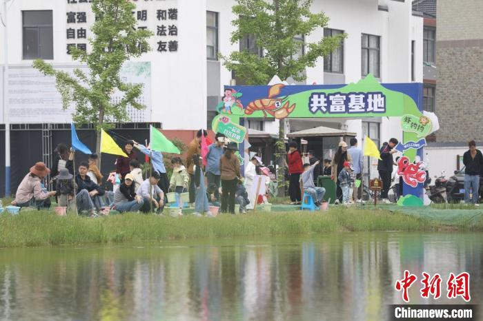 游客齐聚小浦镇画溪村参加钓龙虾活动。杨心瑜供图