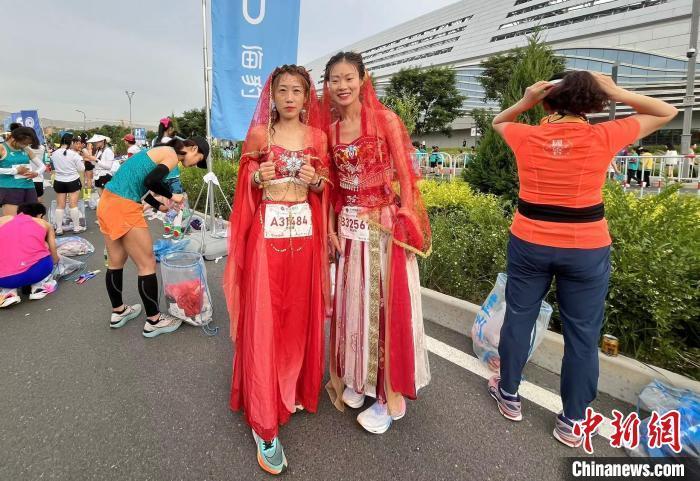 图为来自北京的橙子(网名)(右二)和朋友在赛前合影留念。王牧雨 摄