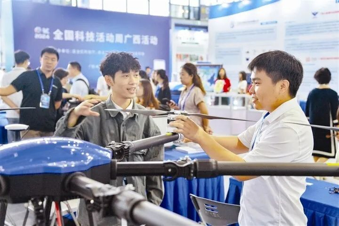 活动展出的无人机产品受到观众青睐。记者 黄维业 摄