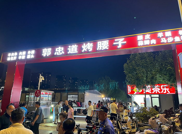 ▲ 新搭建起的豪华版门头。图 / 每日人物摄