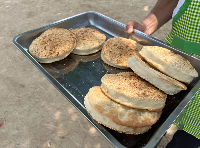 ▲郭有才免费分发的烧饼，发到最后还剩几个。图 / 每日人物摄