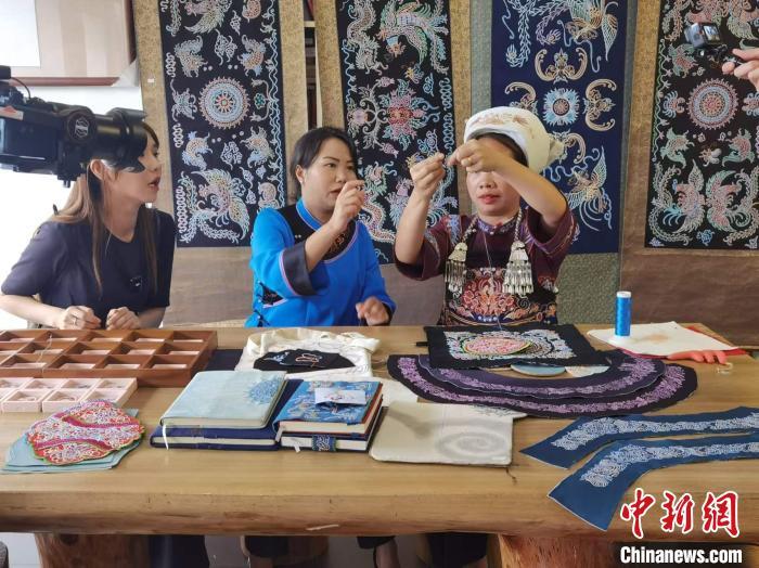 5月21日，台湾《大陆寻奇》摄制组在贵州省三都水族自治县拍摄马尾绣的制作。张红艳 摄