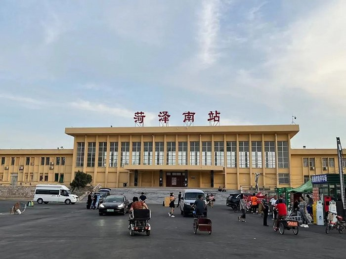 ▲ 郭有才离开后，去菏泽南站直播的人少了很多。图 / 每日人物摄