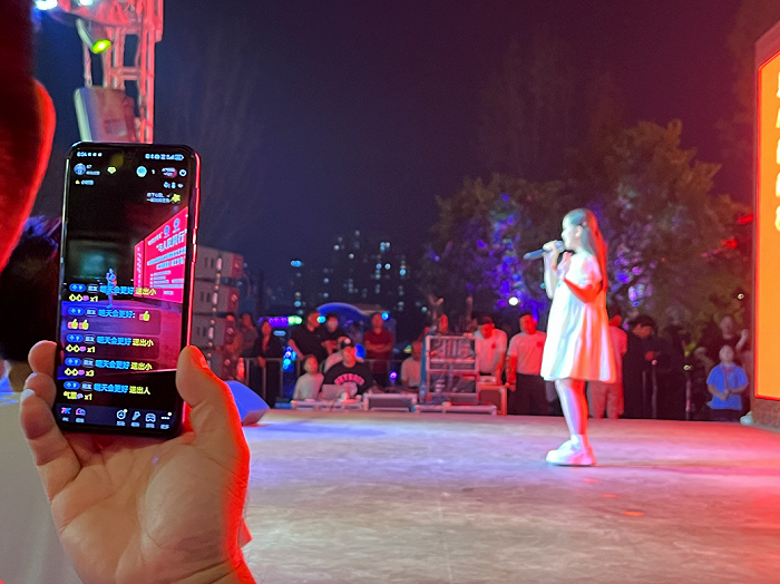 ▲ 菏泽本地小网红正在舞台上唱歌。图 / 每日人物摄