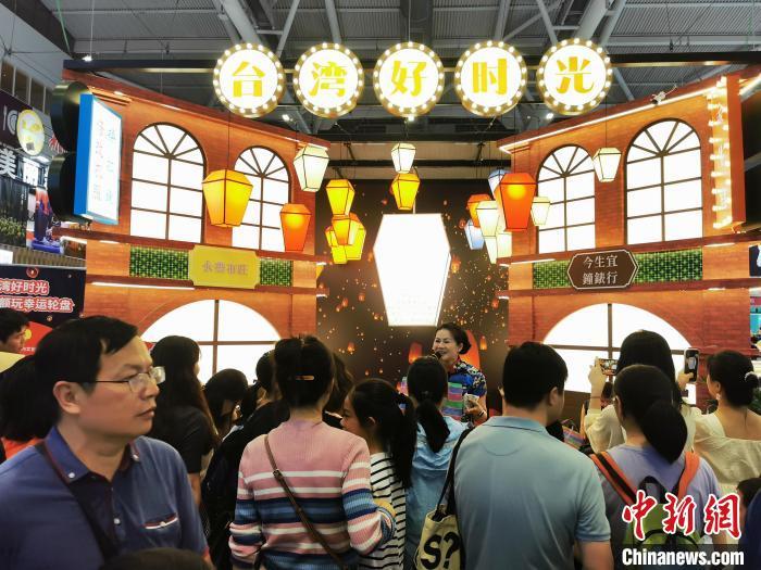 5月26日，第二十届深圳文博会台湾馆吸引观众。　张璐 摄