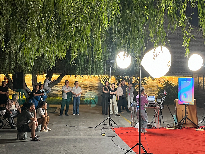 ▲ 菏泽公园里，如今到处是直播的人。图 / 每日人物摄