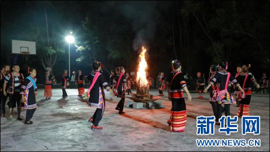 图为小渔村当地村民在广场上篝火打跳。（江城县融媒体中心供图，资料图片）
