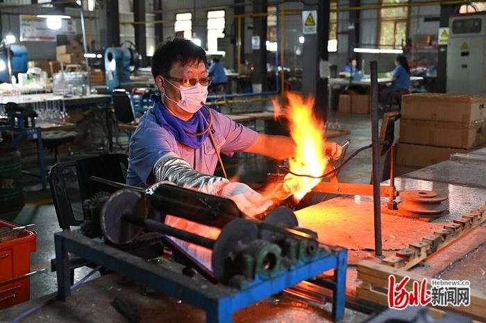 5月20日，在怀来天元特种玻璃有限公司生产车间，工人在吹制玻璃产品。河北日报记者 郭晓通摄