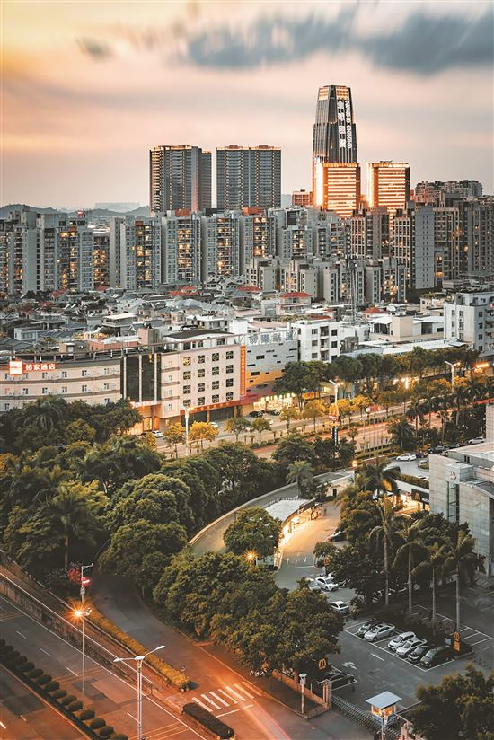 ■广州市内高楼林立，其中有不少是楼龄20年以上的旧楼，老旧电梯更新已经成为刚需。