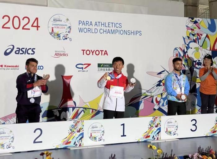 孙鹏祥(左二)展示金牌。