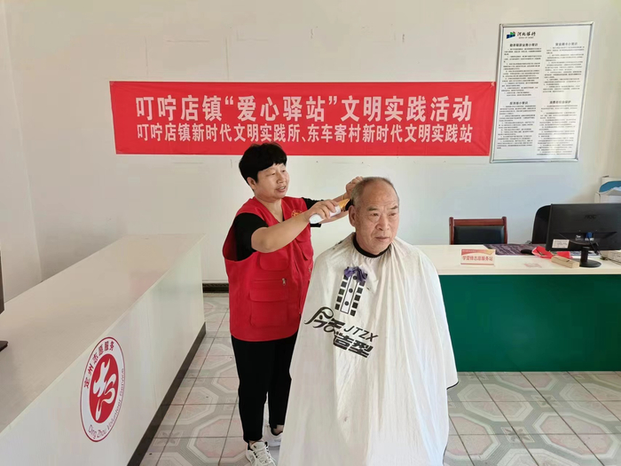 由淑坤给本村老人免费理发。  由淑坤供图
