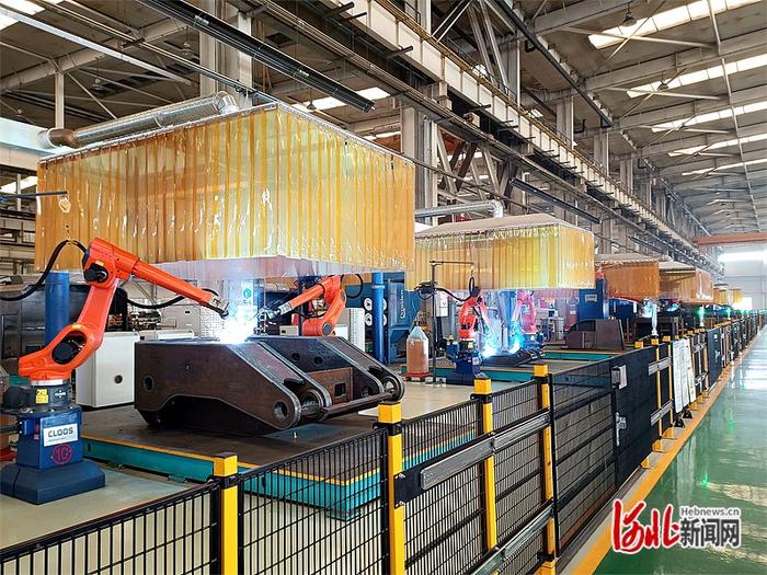 5月23日，石煤机公司毛料分厂，智能焊接机器人正在进行产品部件焊接。 河北日报通讯员 杨颖敏摄