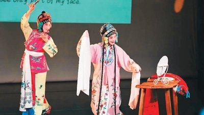 二〇二二年八月，回响中国传统艺术展演，史欣玉（右）扮演杜丽娘。受访者供图