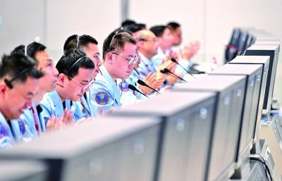 北京航天飞行控制中心内，工作人员在紧张工作。新华社发