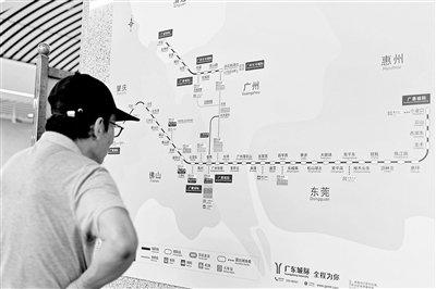 乘客在广佛南环番禺站查看列车运行图 供图/视觉中国