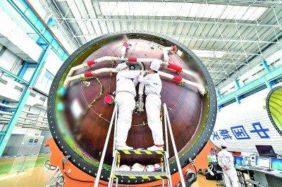 航天科技集团一院天津火箭公司总装测试车间内，班组人员在进行火箭装配。 新华社发