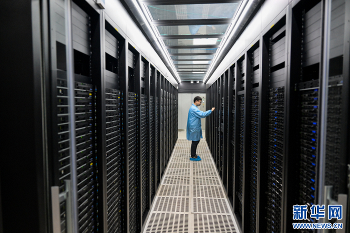 2023年11月28日，工作人员在呼和浩特市和林格尔新区的内蒙古中科超算科技有限公司对设备进行巡检。新华社记者 李志鹏 摄