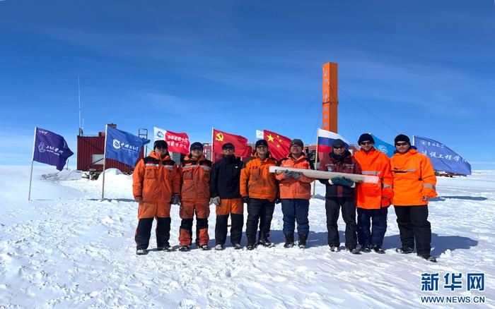  在中国第40次南极考察中，联合考察团队与成功钻的取冰芯合影。（孙宇宸 摄）
