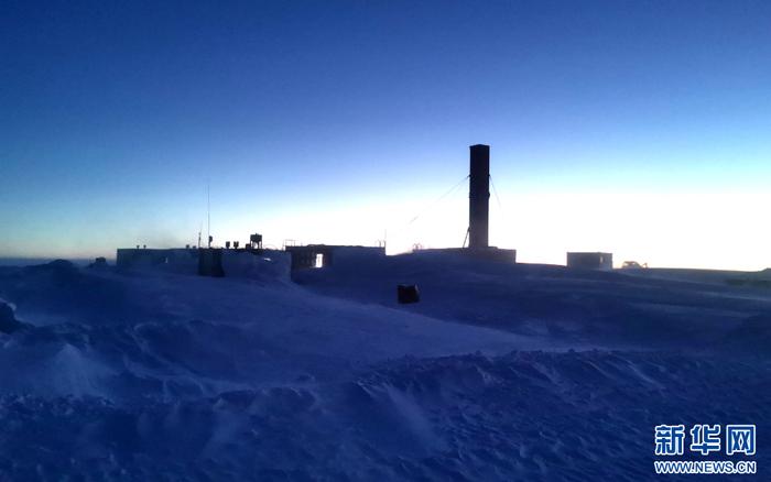  被南极冰雪掩埋的钻探营地，（张楠 摄）
