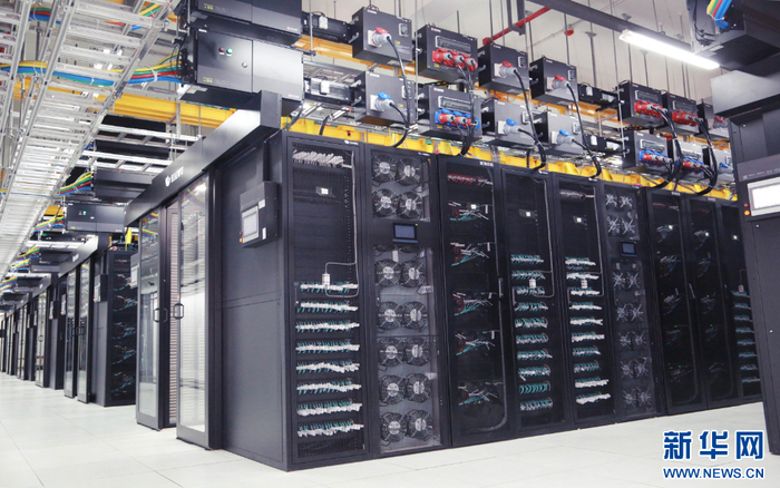 这是2月19日拍摄的中国移动智算中心（呼和浩特）机房内部。新华网发（孟繁跃 摄）