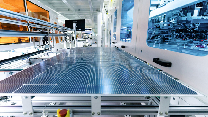图为通威太阳能科技盐城基地智能制造生产线