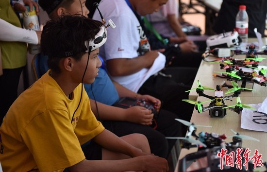 图为候场区内的小选手和他们的参赛无人机。中青报中青网记者 慈鑫/摄