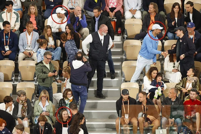 △5月27日，德约科维奇（右）、斯瓦泰克（左下）和阿尔卡拉斯（左上）观看比赛。