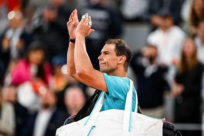 △5月27日，法国巴黎罗兰·加洛斯球场，纳达尔2024法网男单首轮输给兹韦列夫后离场。