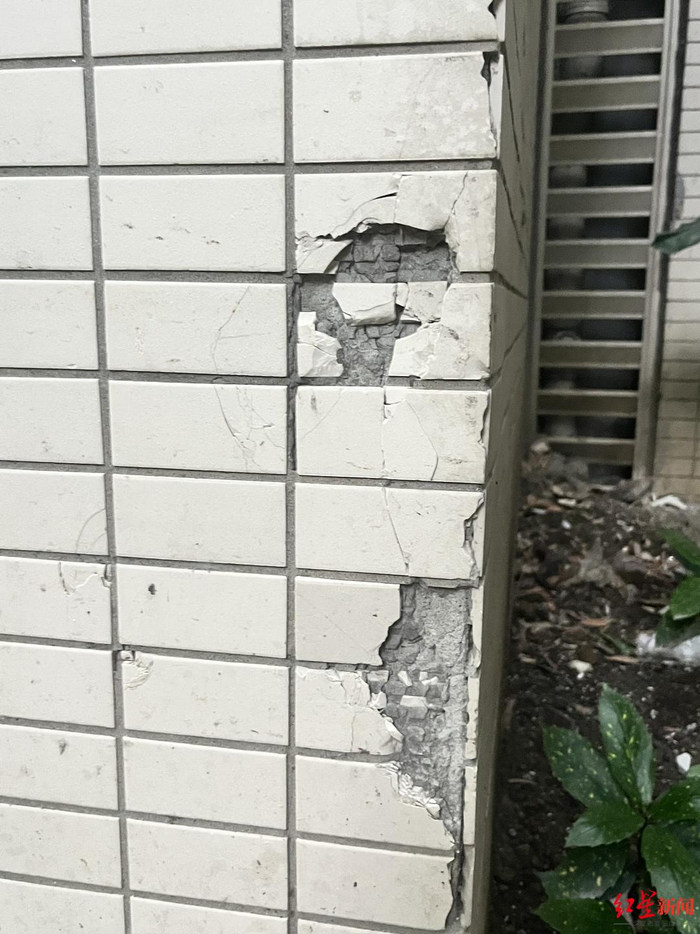 ▲房屋建筑外墙砖石出现脱落