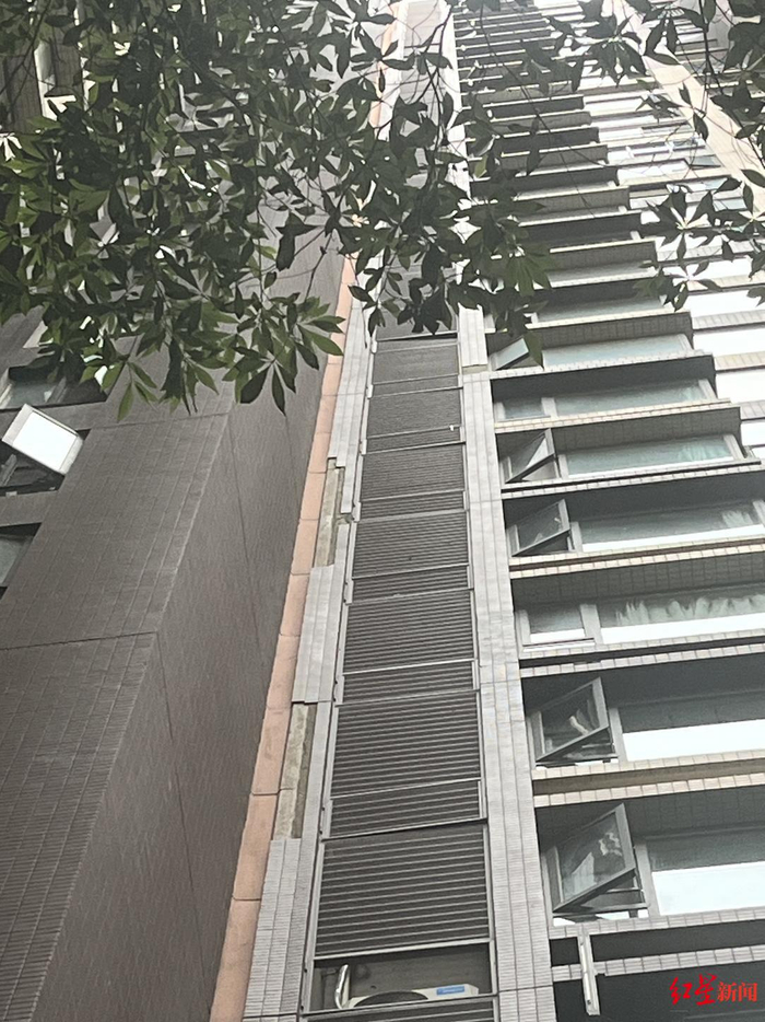▲成都一小区部分住宅楼外立面砖石脱落