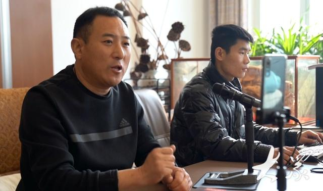 第五代传承人高翔正在直播销售。（资料图）